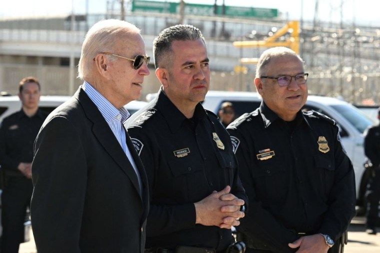 El presidente, Joe Biden, habla con  funcionarios de Protección Fronteriza y Aduanas en el puerto de entrada del Puente de las Américas, el 8 de enero de 2023.