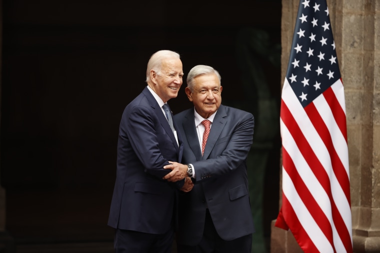 El presidente de México, Andrés Manuel López Obrador saluda al presidente de EE.UU., Joe Biden, en el Palacio Nacional de Ciudad de México.
