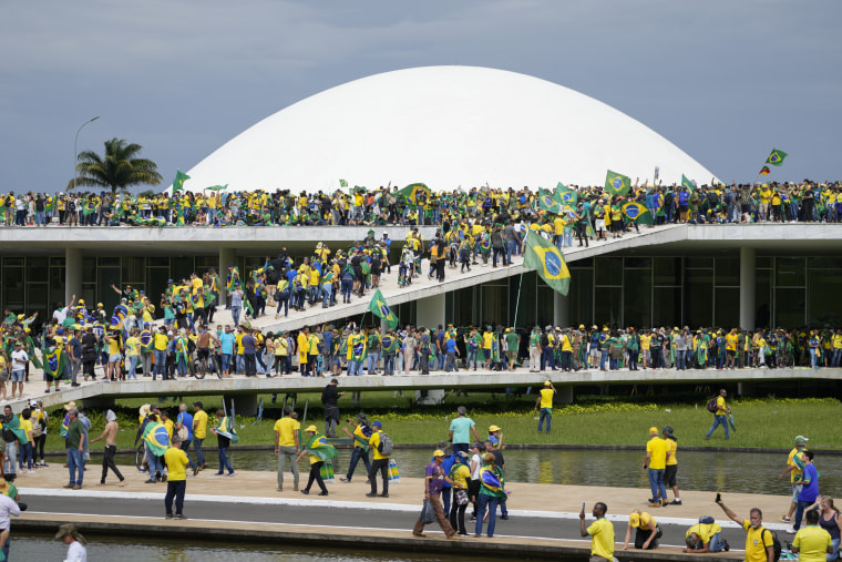 Partidarios del expresidente de Brasil Jair Bolsonaro irrumpen en el edificio del Congreso Nacional en Brasilia, Brasil, el domingo 8 de enero de 2023.