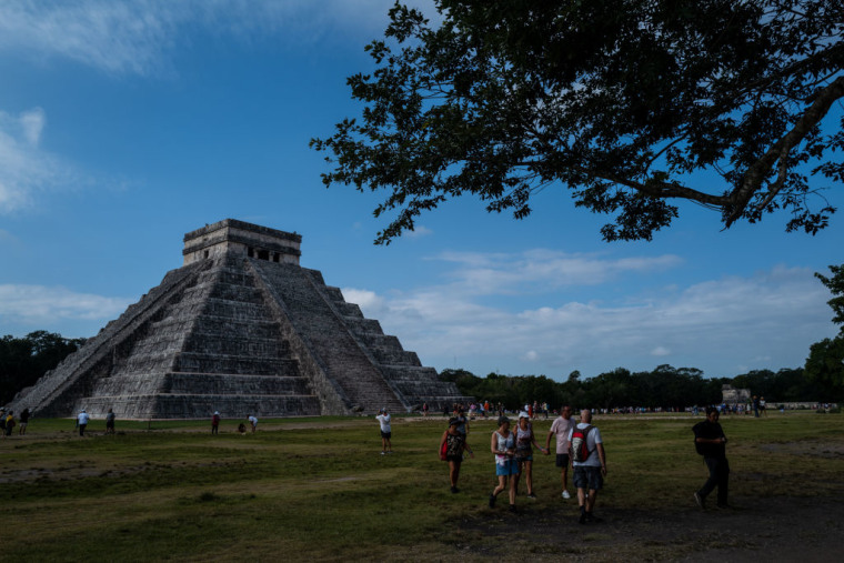 Foto de archivo de turistas frente al templo de Kukulcan en Chichén Itzá, Yucatán, el 8 de diciembre de 2022.