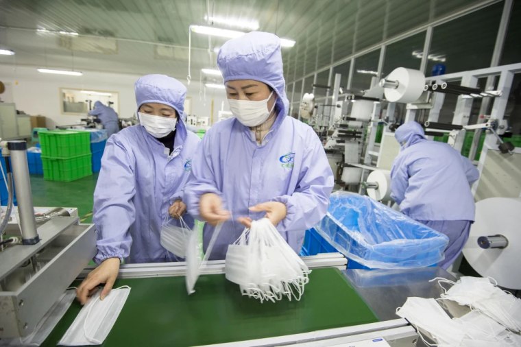 Una fábrica de mascarillas en  Ha'ian, en la provincia oriental china de Jiangsu, el 28 de enero de 2020.