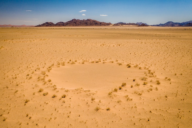 Una vista aérea de los místicos círculos de hadas en Namibia.