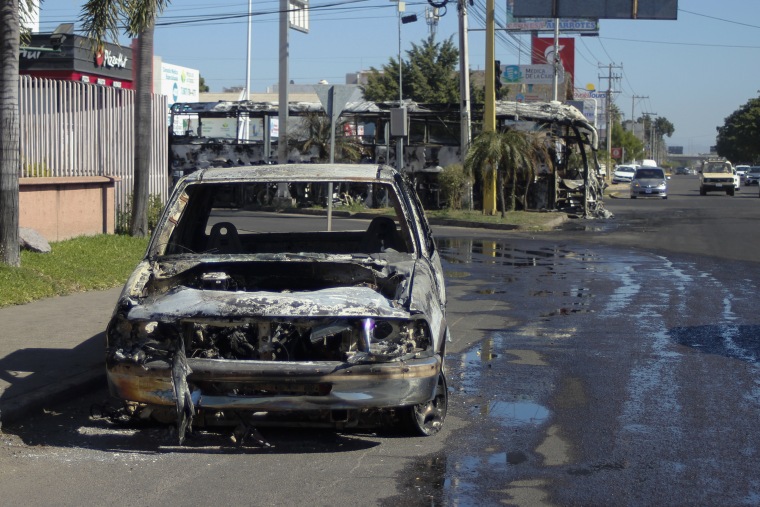 Los restos de un vehículo calcinado a un lado de una carretera en Culiacán, Sinaloa, el 6 de enero de 2023.