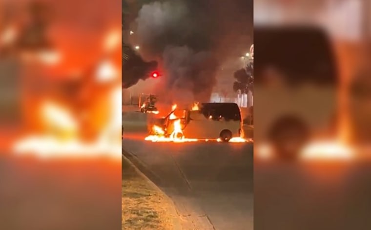 Un vehículo incendiado durante un operativo militar en Culiacán, Sinaloa, el 5 de enero de 2022.