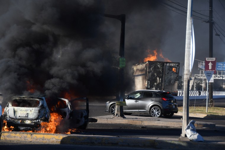 Vehículos incendiados bloquean una avenida de Culiacán, Sinaloa, tras la detención de Ovidio Guzmán, el 5 de enero de 2023.