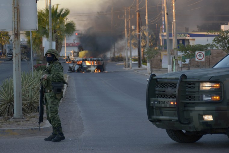 Fotografía de un vehículo de carga calcinado en Culiacán, Sinaloa, tras los enfrentamientos de fuerzas federales con grupos armados este jueves 5 de enero de 2022.