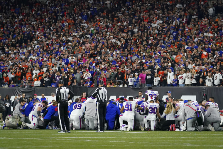 El equipo de los Buffalo Bills rezó sobre el campo por su compañero Damar Hamlin, en estado crítico.