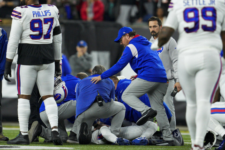 El jugador de los Buffalo Bills Damar Hills es atendido por personal médico tras desvanecerse sobre el campo en medio de un partido, el 2 de enero de 2023.
