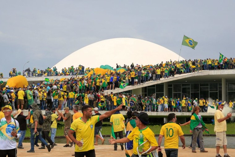 Simpatizantes del expresidente brasileño, Jair Bolsonaro, invaden el Congreso Nacional en Brasilia, el 8 de enero de 2023.
