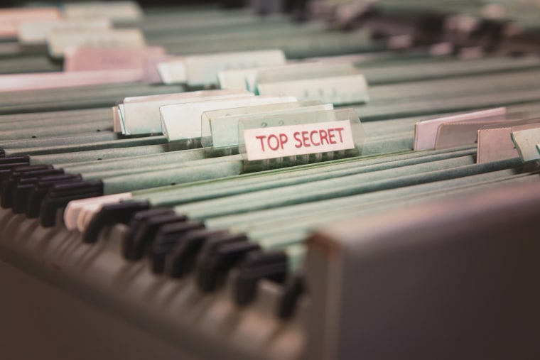 Existen tres niveles para designar los documentos clasificados: confidenciales, secretos y de alto secreto.