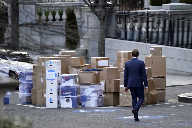 Un hombre pasa junto a varias cajas que fueron sacadas de una oficina de la Casa Blanca, el 14 de enero de 2021, en Washington, D.C.