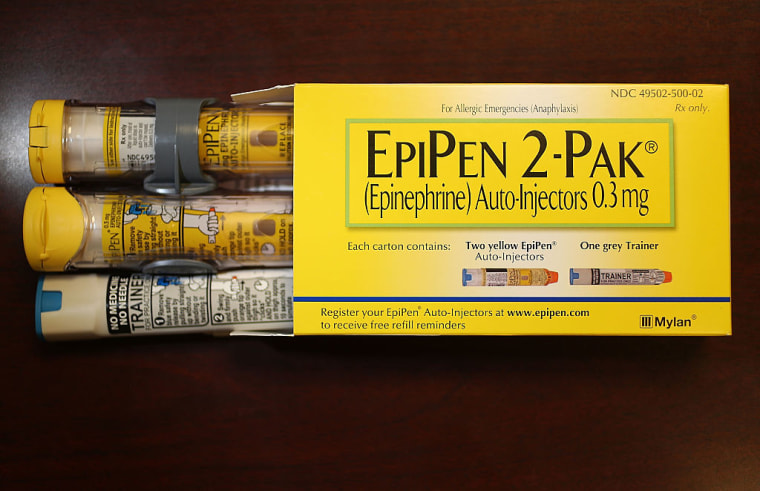 Una paquete de autoinyectores de epinefrina dela marca EpiPen.