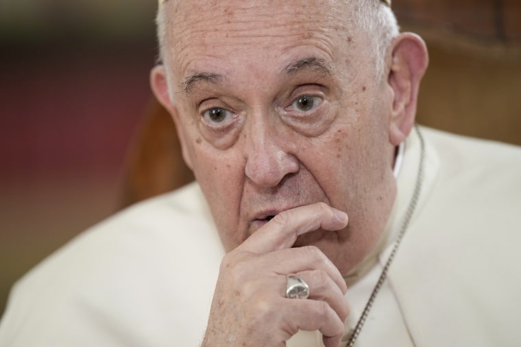 El papa Francisco habla durante una entrevista con The Associated Press en el Vaticano, el martes 24 de enero de 2023.