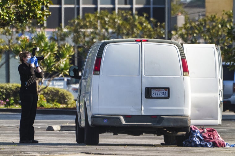 Una agente toma fotografías en Torrance, California, de la camioneta en la que se halló muerto al presunto autor de la matanza de Monterey Park, el 22 de enero de 2023.