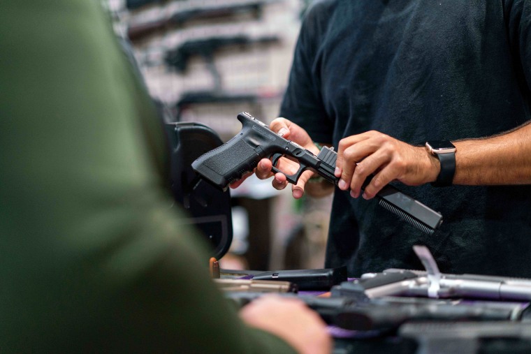 Una de las propuestas legislativas apoyada por los republicanos de Florida permitiría el porte público de armas sin la necesidad de un permiso.