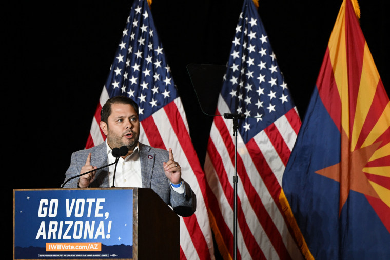 El representante Ruben Gallego (D-AZ) habla durante un evento de campaña con el expresidente Barack Obama, el senador Mark Kelly y la candidata demócrata a gobernadora por Arizona Katie Hobbs, en Phoenix, Arizona, el 2 de noviembre de 2022.
