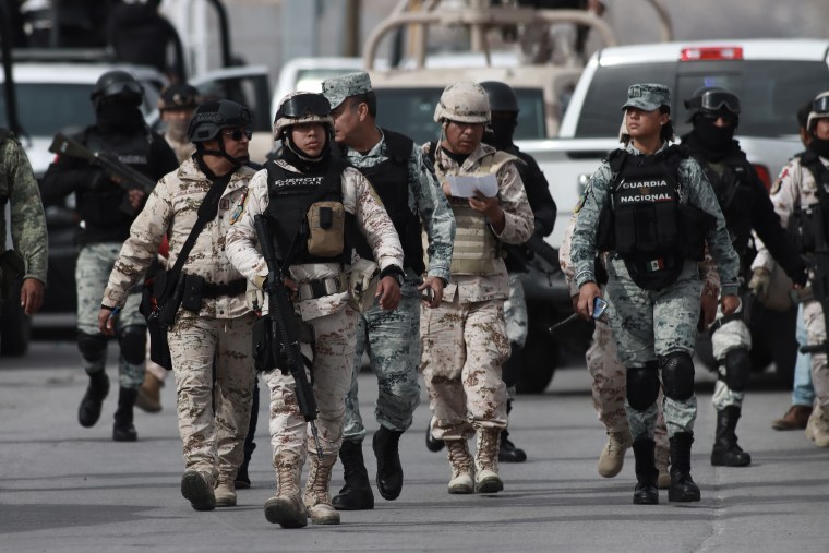 Las fuerzas de seguridad toman medidas después de que estalló un motín en la prisión estatal CERESO en Ciudad Juárez, México, el 1 de enero de 2023.