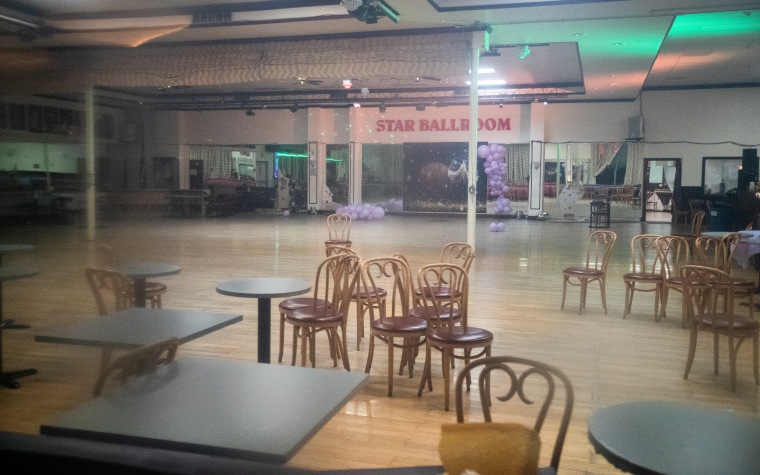 La escena del crimen dentro del Star Dance Studio Ballroom donde Huu Can Tran, un hombre asiático de 72 años, está acusado de disparar y matar a 10 personas y herir a 10 durante el tiroteo masivo en Monterey Park que tuvo lugar el sábado por la noche. Foto tomada el domingo 22 de enero de 2023.