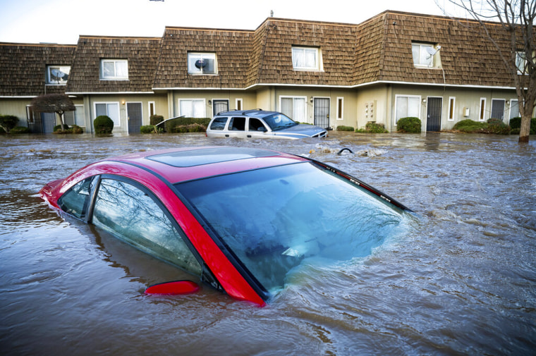 Tras días de lluvia, Bear Creek, en el condado Merced, se inundó dejando decenas de casas y vehículos rodeados por el agua.