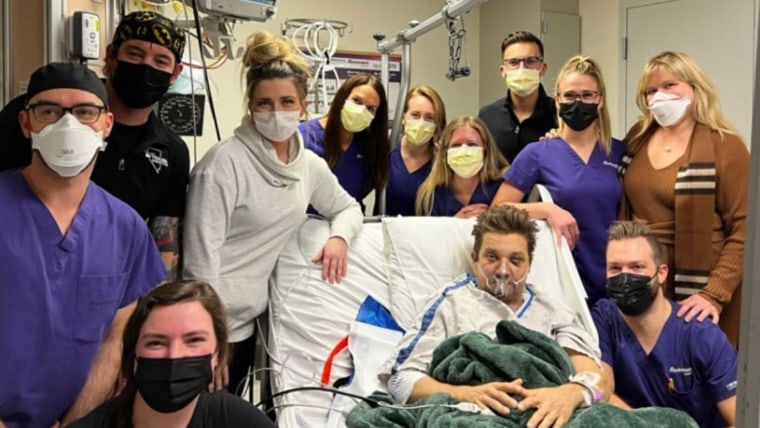 Jeremy Renner junto con los médicos que lo atienden en el hospital