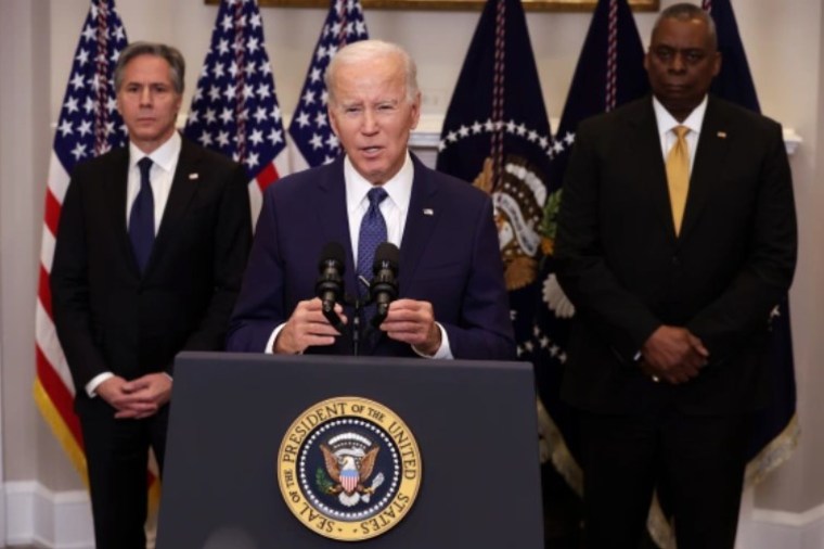 El presidente, Joe Biden, anuncia apoyo militar adicional para Ucrania mientras el secretario de Estado Antony Blinken, izquierda, y el secretario de Defensa, Lloyd Austin, escuchan en la Sala Roosevelt de la Casa Blanca el miércoles.