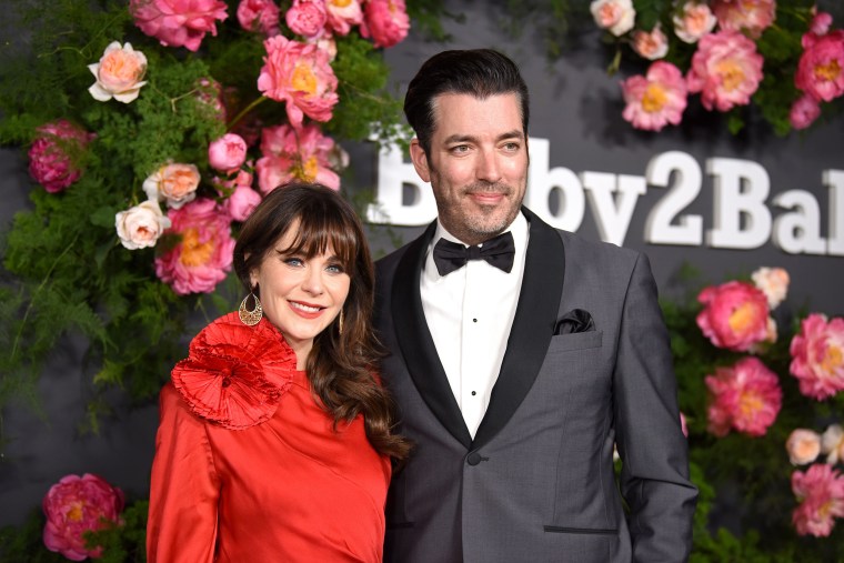Zooey Deschanel and Jonathan Scott attend the 2022 Baby2Baby Gala presented by Paul Mitchell at Pacific Design Center on November 12, 2022 in West Hollywood, California.