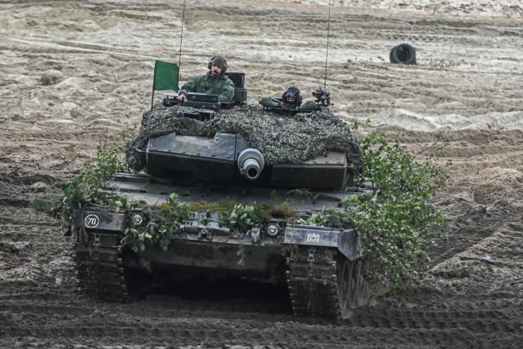 Militares polacos conducen un tanque Leopard durante una demostración de fuego real que forma parte de los ejercicios militares Bear 22 en el campo de entrenamiento de Nowa Deba el 21 de septiembre de 2022 en Nowa Deba, Polonia. 