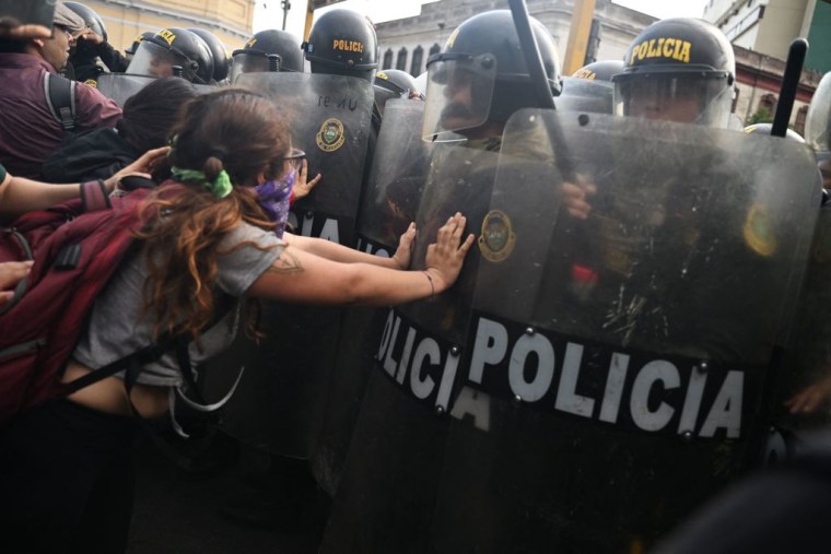 Manifestantes chocan con la policía para pedir la liberación de los detenidos en el campus de la Universidad de San Marcos en Lima, el 21 de enero de 2023.