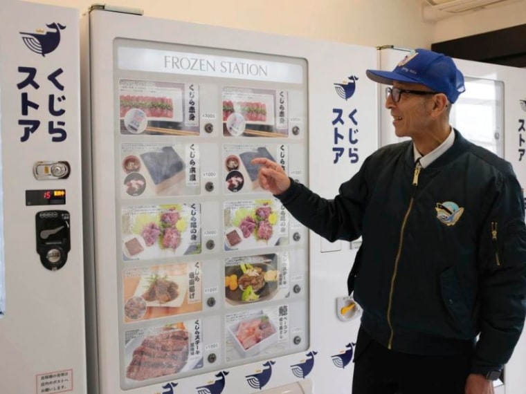 Konomu Kubo, portavoz de Kyodo Senpaku Co., explica cómo se vende la carne de ballena en una máquina expendedora de la tienda de la empresa en Yokohama, Japón.