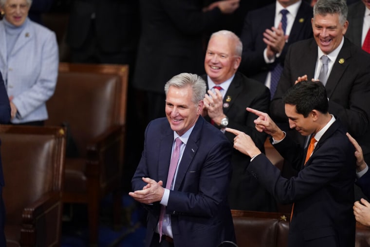 El republicano Kevin McCarthy, (centro de la imagen) es ovacionado tras lograr los votos necesarios para convertirse en el nuevo presidente de la Cámara de Representantes, el 7 de enero de 2023.