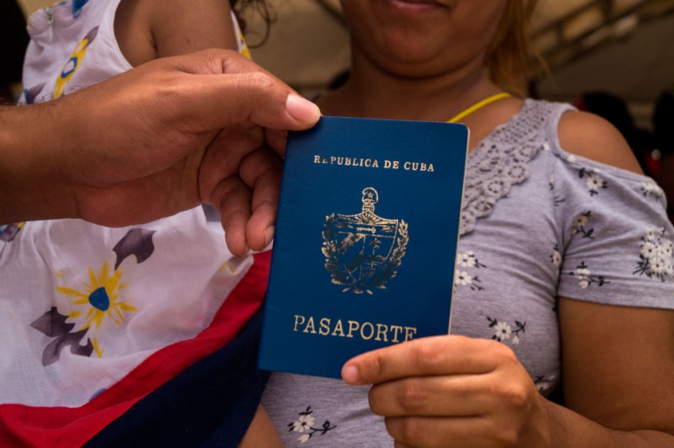 Una migrante cubana muestra su pasaporte en una foto de archivo de agosto de 2021.