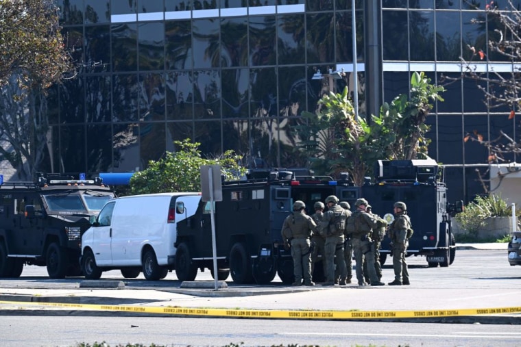 Efectivos de las fuerzas del orden abren la puerta de una furgoneta en Torrance, California, donde se había refugiado el autor del tiroteo masivo en Monterey Park.