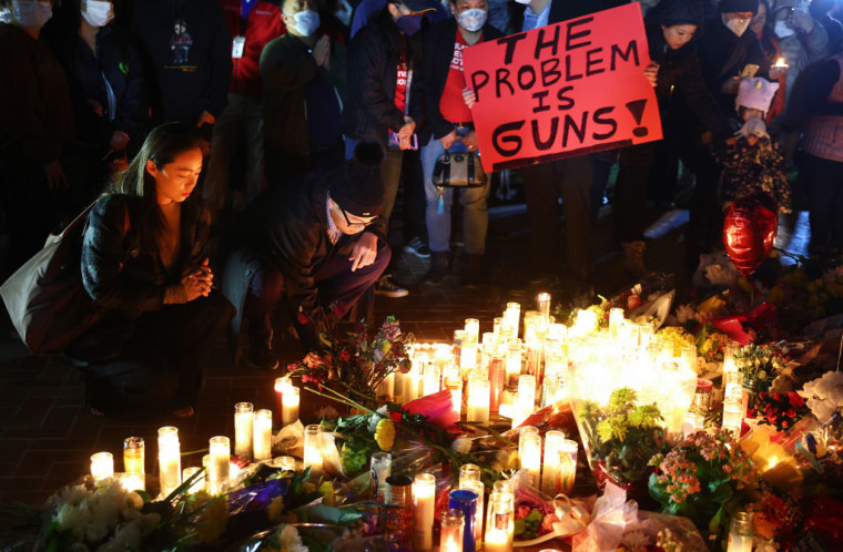 Vigilia en Monterey Park, California, el 24 de enero de 2023 en memoria de las víctimas del tiroteo, que dejó 11 muertos y nueve heridos.