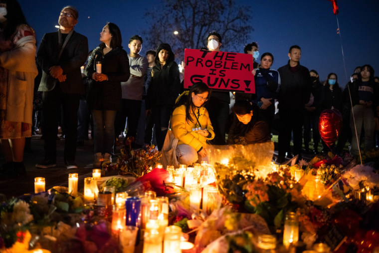 Los dolientes se reúnen para una vigilia con velas en el Ayuntamiento de Monterey Park, el 24 de enero de 2023.