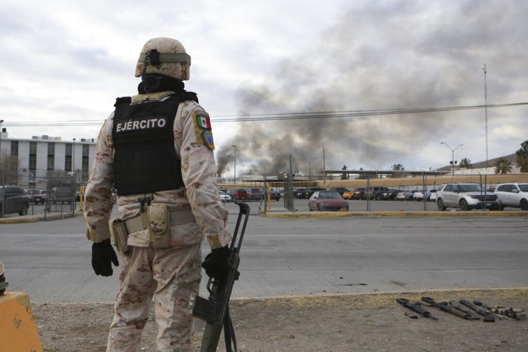 Un soldado mexicano monta guardia afuera de una cárcel estatal en Ciudad Juárez, México, el domingo 1 de enero de 2023.