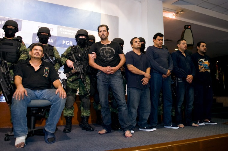Oscar Orlando Nava Valencia (L), alias 'El Lobo', y otros presuntos miembros del Cártel de Los Valencia son presentados en una conferencia de prensa tras ser detenidos en México en 2019.