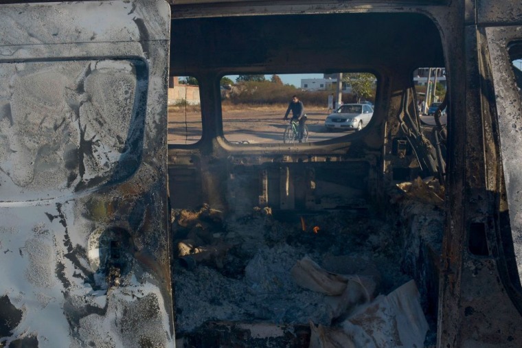 Un hombre pasa junto a un camión quemado en Culiacán, Sinaloa, el 6 de enero de 2023.