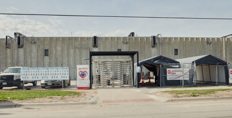 Entrada a una planta procesadora de carne de la empresa JBS en Grand Island, Nebraska, el 22 de abril de 2020.