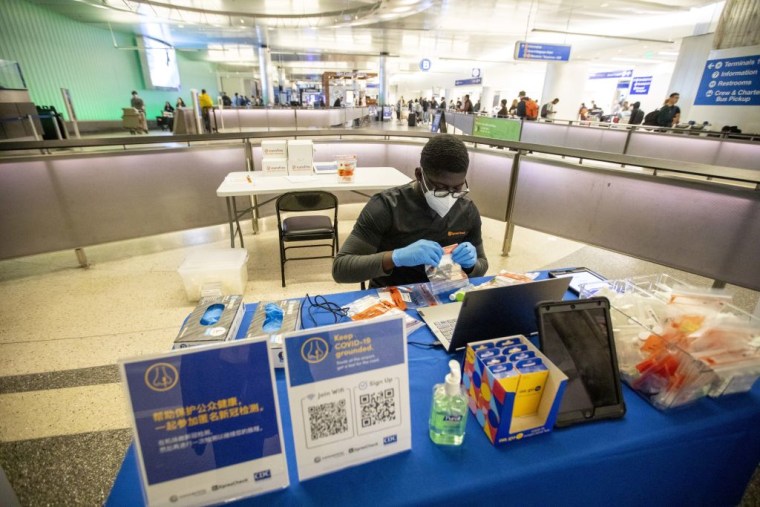 Un centro de pruebas de COVID-19 en el Aeropuerto Internacional de Los Ángeles el lunes 9 de enero de 2023.