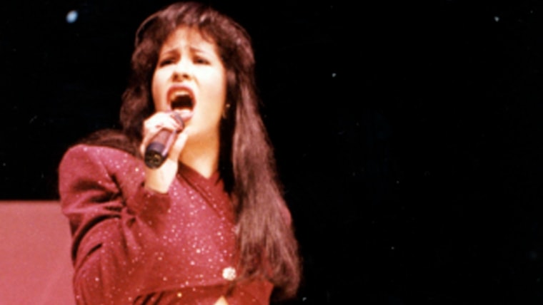 Selena se presenta en el escenario durante el Houston Livestock Show & Rodeo en el Houston Astrodome, Houston, Texas, el 26 de febrero de 1995.