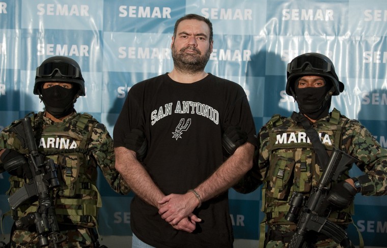 Sergio Enrique Villarreal, alias "El Grande", del cártel de los Beltrán Leyva, uno de los hombres más buscados de México, es presentado ante la prensa en la sede de la Armada de México en la Ciudad de México, el 13 de septiembre de 2010.