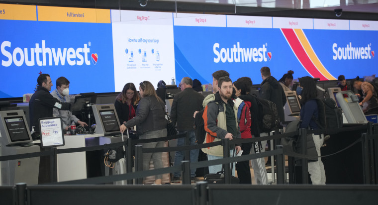 Viajeros hacen fila en los mostradores de check-in de Southwest Airlines en el Aeropuerto Internacional de Denver, el viernes 30 de diciembre de 2022.