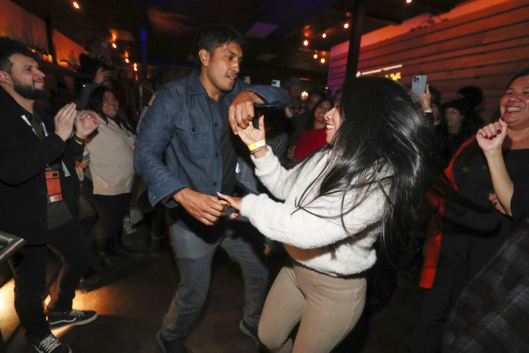 Los actores mexicanos Tenoch Huerta y Yalitza Aparicio bailan durante un evento en Sundance el 21 de enero de 2023 in Park City.