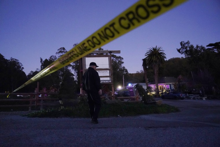 La escena de un tiroteo el lunes 23 de enero de 2023, en Half Moon Bay, California.
