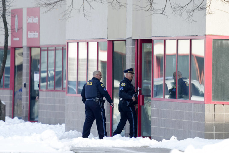Agentes de la policía entran en el edificio de Starts Right Here, este lunes 23 de enero de 2023, en Des Moines, Iowa.