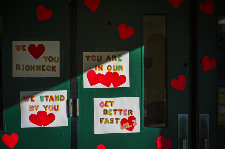 Mensajes de apoyo a la profesora Abby Zwerner adornan la puerta principal de la escuela primaria Richneck de Newport News, Virginia.