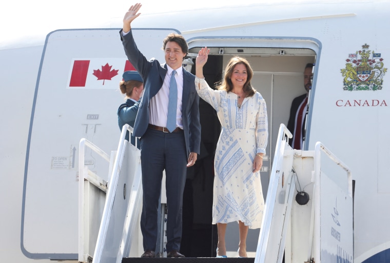 El primer ministro de Canadá, Justin Trudeau, y su esposa, Sophie Gregoire, llegan al Aeropuerto Internacional Felipe Ángeles en las afueras de la Ciudad de México.