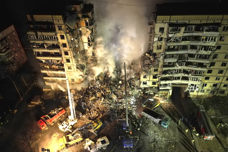 Socorristas buscan a personas atrapadas en los escombros después de que cohete ruso impactara en un edificio de apartamentos en la ciudad de Dnipro, en el sureste de Ucrania, el sábado 14 de enero de 2023.