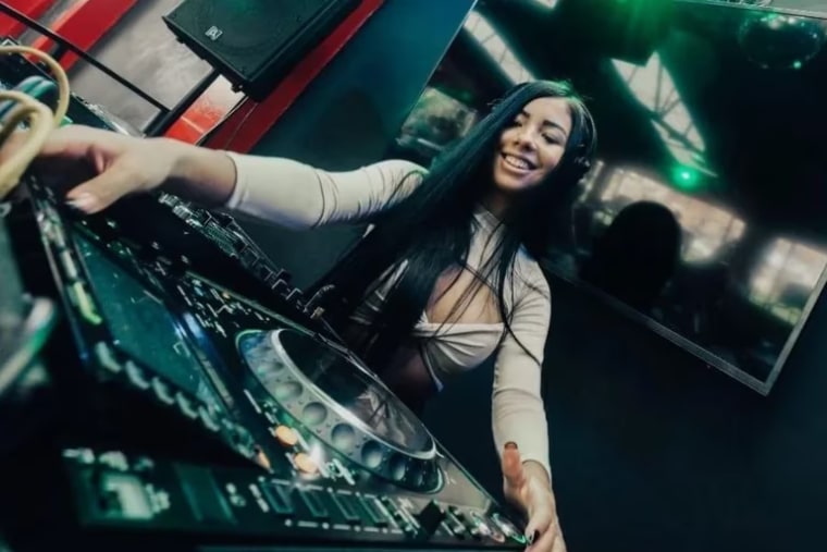 La DJ colombiana Valentina Trespalacios, de 23 años, durante uno de sus conciertos.