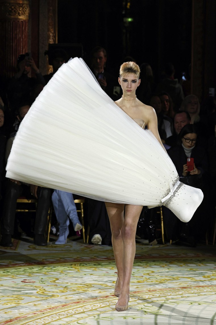 Viktor & Rolf: Show - Paris Fashion Week - Haute Couture Spring Summer 2023